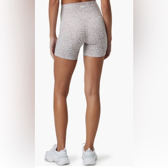 Vuori Studio Pocket Bike Shorts Animal Print Women’s Size Medium Workout Active - Picture 7 of 8